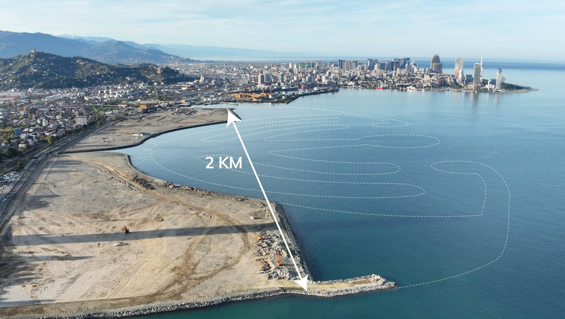 Photo du terrain gagné sur la mer à Batumi — périmètre futur en pointillés, présentation investisseur